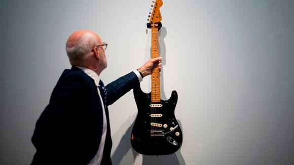 A n�gymilli� doll�r�rt elkelt Black Fender Stratocaster elektromos git�r Forr�s: news.sky.com