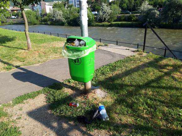 Ezzel szemben �gy n�znek ki az utcai kuk�k a D�n�t negyedben.