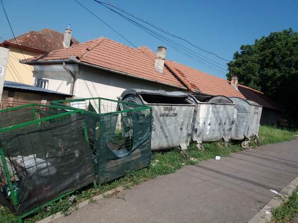 Kisb�csban sem k�sz�ltek fel a v�lt�sra. A PET-palackok gy�jt�s�re szolg�l�, k�l�n�ll� r�csok mellett minden m�s szem�tnek csak k�z�s kont�nere van