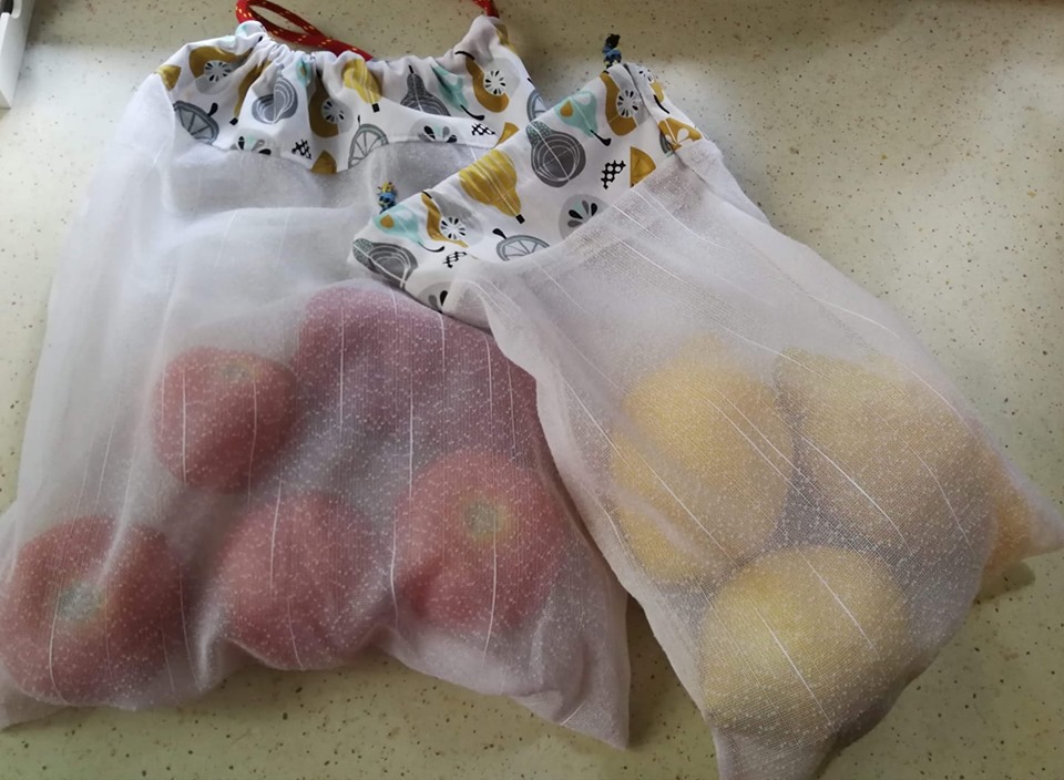 A nagyv�radi Diak�nia M�hecske M�hely k�rnyezetk�m�l� szatyra. Forr�s: https://www.facebook.com/beanbagbee/