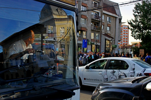 Aut�sok figyelik a t�ntet�ket. 