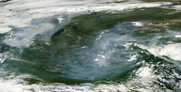 Szib�riai vadt�zek �s f�stgomolyag l�tv�nya az �rb�l, 2013-ban. Fot�: NASA