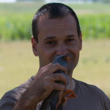 Nagy Attila, kez�ben egy k�k v�rcs�vel. Forr�s: Milvus
