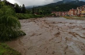 Nagy es�k j�nnek: narancss�rga �s s�rga riaszt�s van �rv�nyben t�bb megy�ben a viharok miatt