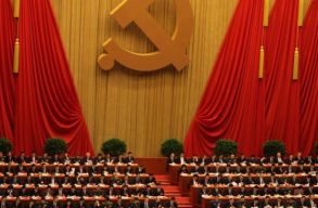 M�dos�totta az id�j�r�st K�na, hogy a kommunista p�rt 100. sz�let�snapj�n jobb legyen a leveg�