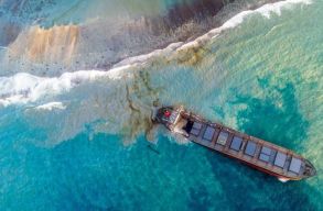 �kol�giai katasztr�fa fenyeget Mauritius partjain�l: kett�t�rt egy k�olajsz�ll�t� haj�