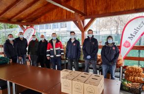 A Szatm�r megyei gazd�k adom�nyoztak egy csom� z�lds�get a szeg�nyeknek