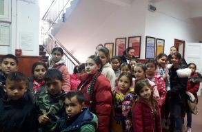 A hidegv�lgyi rom�knak gy�jtenek adom�nyokat a Marosv�s�rhelyi M�v�szeti Egyetem di�kjai