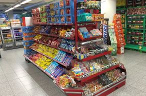 Tilos lesz a brit szupermarketekben a kassz�k k�zel�ben tartani az �dess�get �s magas cukortartalm� �d�t�t