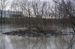 Szem�t�radat a Szamoson: Szatm�rn�metin�l kisebb sziget alakult ki 