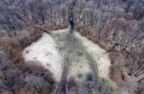 �ppen t�nkreteszik a legend�s H�ja-erdei tiszt�st az illeg�lisan ott motoroz�k