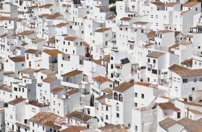 Az eddigi legfeh�rebb fest�kkel lehetne jobban h�teni az �p�leteket