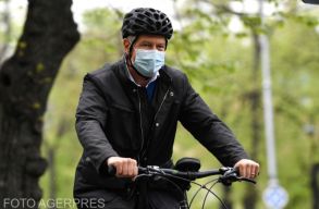 Z�ld p�ntek alkalm�b�l bring�ra pattant Rom�nia eln�ke