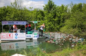 Rom�n fejleszt�s� napelemes haj� gy�jti a szemetet Rom�nia vizeiben