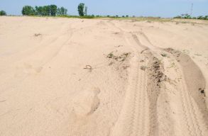 Az „olt�niai Szahar�b�l” k�zvet�tenek dr�nos tan�r�t a di�koknak arr�l, hogy mit lehet tenni az elsivatagosod�s ellen