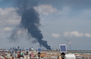 Friss�tve! Robban�s t�rt�nt a N�vodari-i olajfinom�t�ban. Hatalmas f�stfelh� gomolyog a tenger f�l�tt