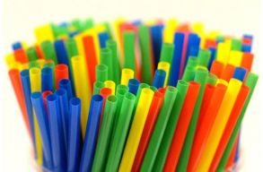 Elk�sz�lt a korm�nyrendelet, amellyel kivonj�k az egyszerhaszn�latos m�anyagot