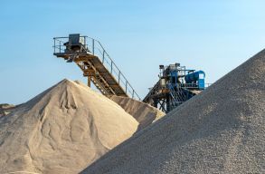 Nagyon megb�ntettek egy c�get, amely illeg�lisan termelt ki �p�t�anyagokat Sz�kelyudvarhely mellett