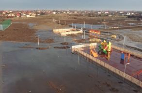 Parkk� alak�tott egy v�rosi tavat a szatm�rn�meti �nkorm�nyzat, de ism�t visszah�d�totta a v�z